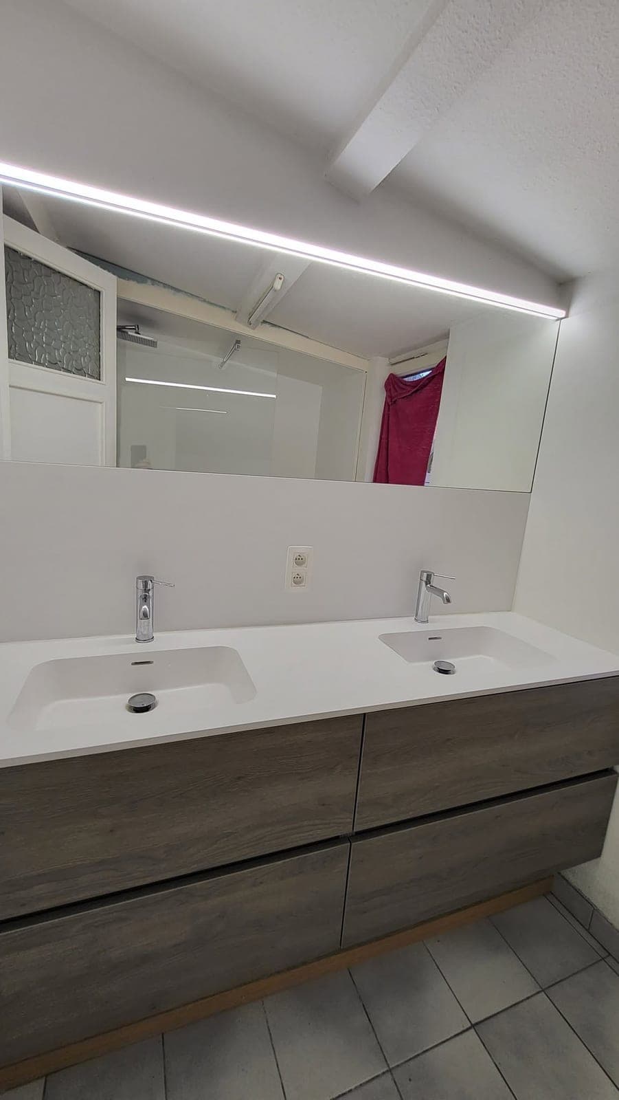 Meuble double vasque suspendu et grand miroir après rénovation