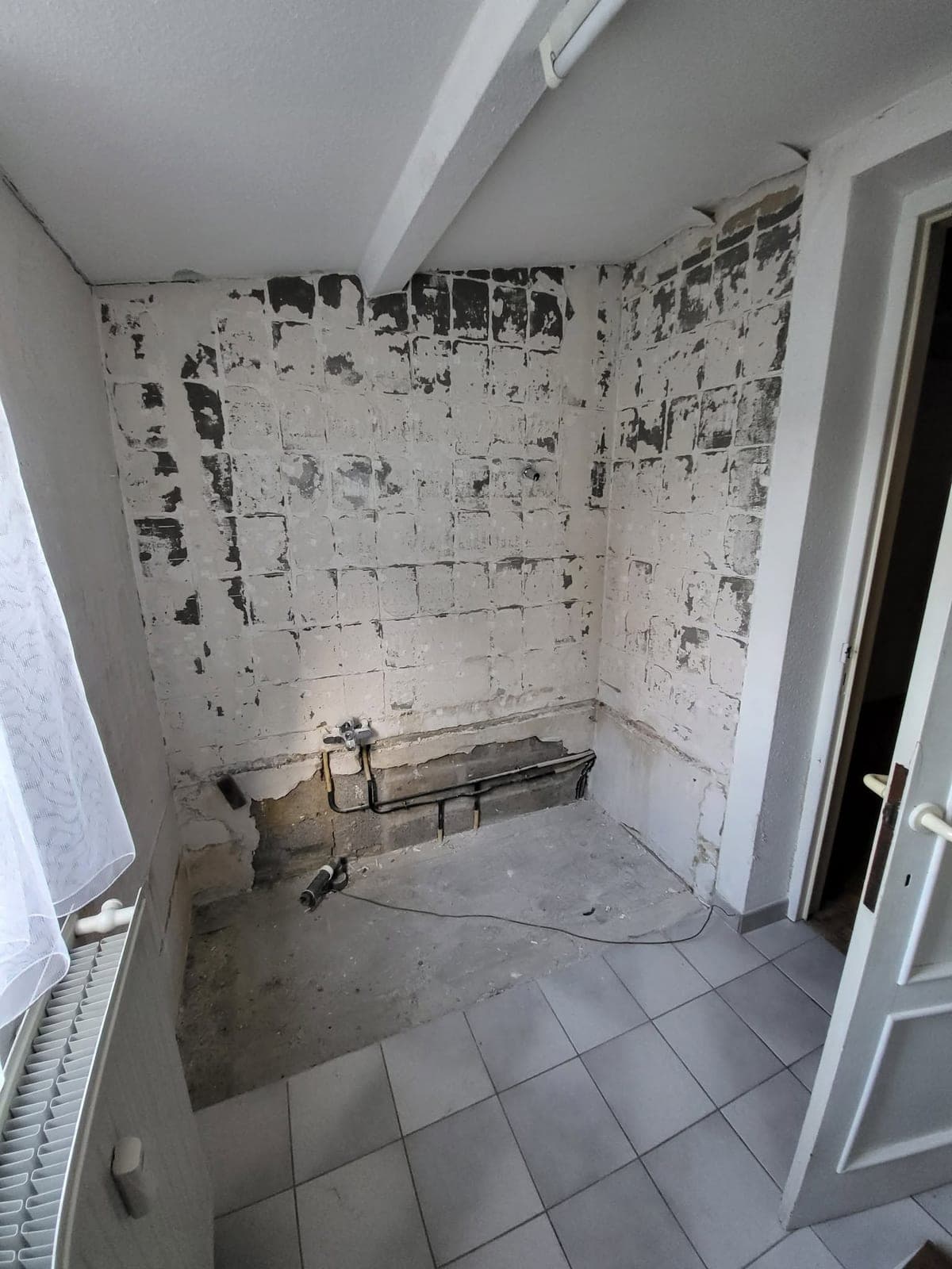 Zone de douche déposée avec réseaux apparents