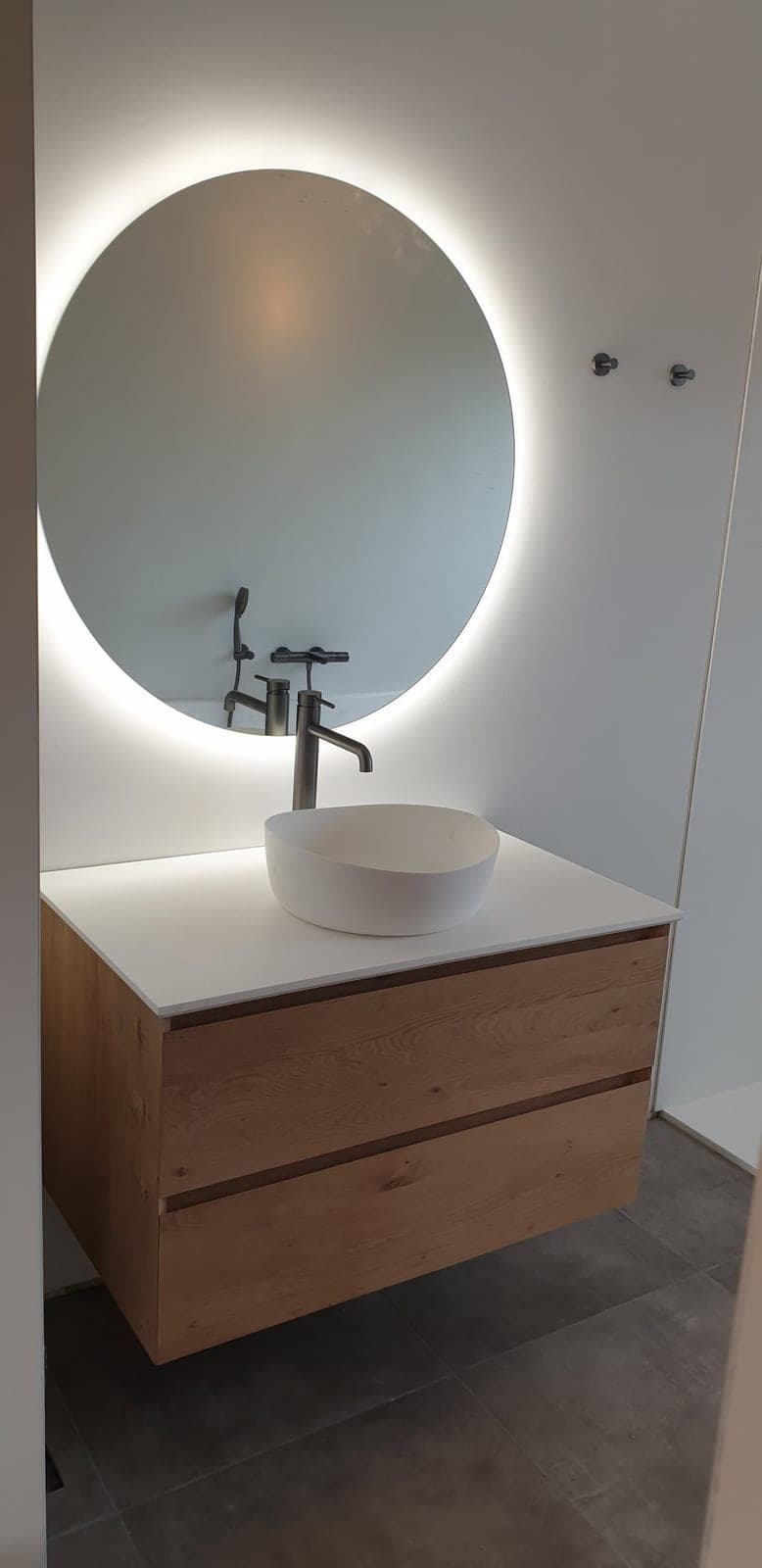 Meuble vasque en bois et miroir rond rétroéclairé