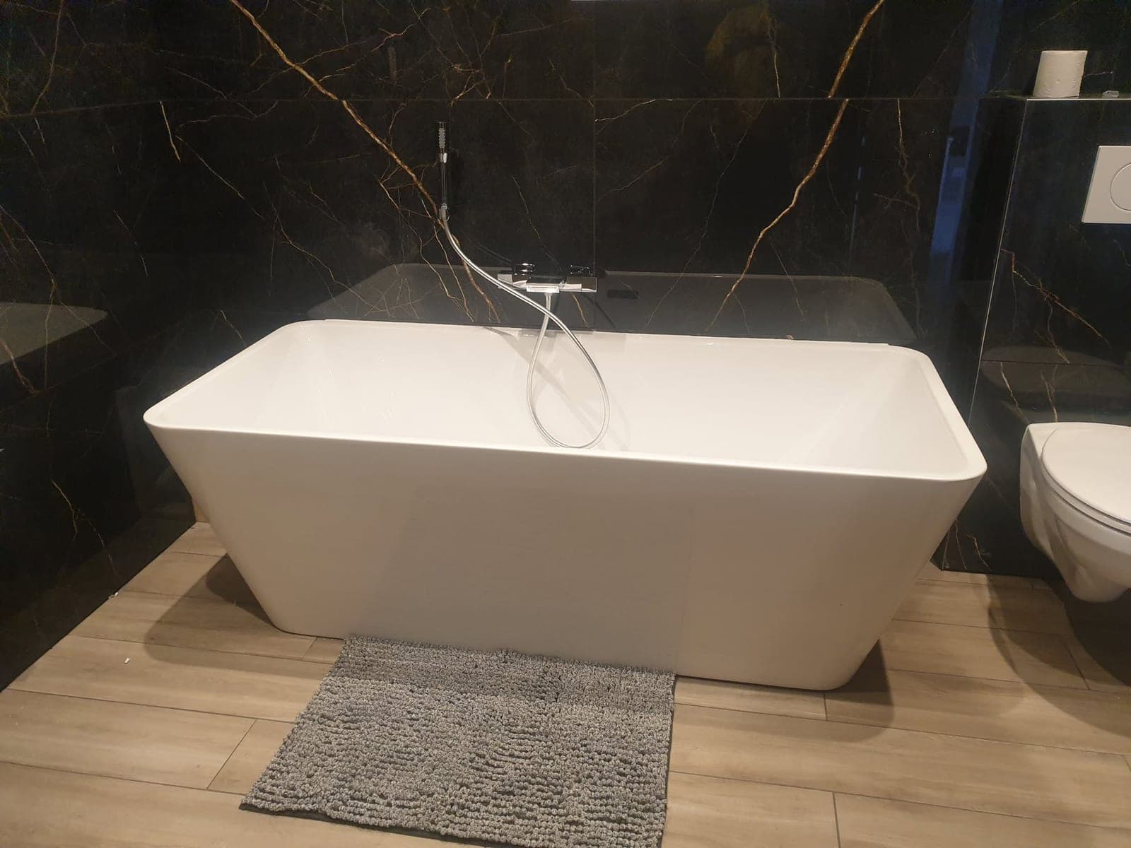 Baignoire îlot blanche et robinetterie murale