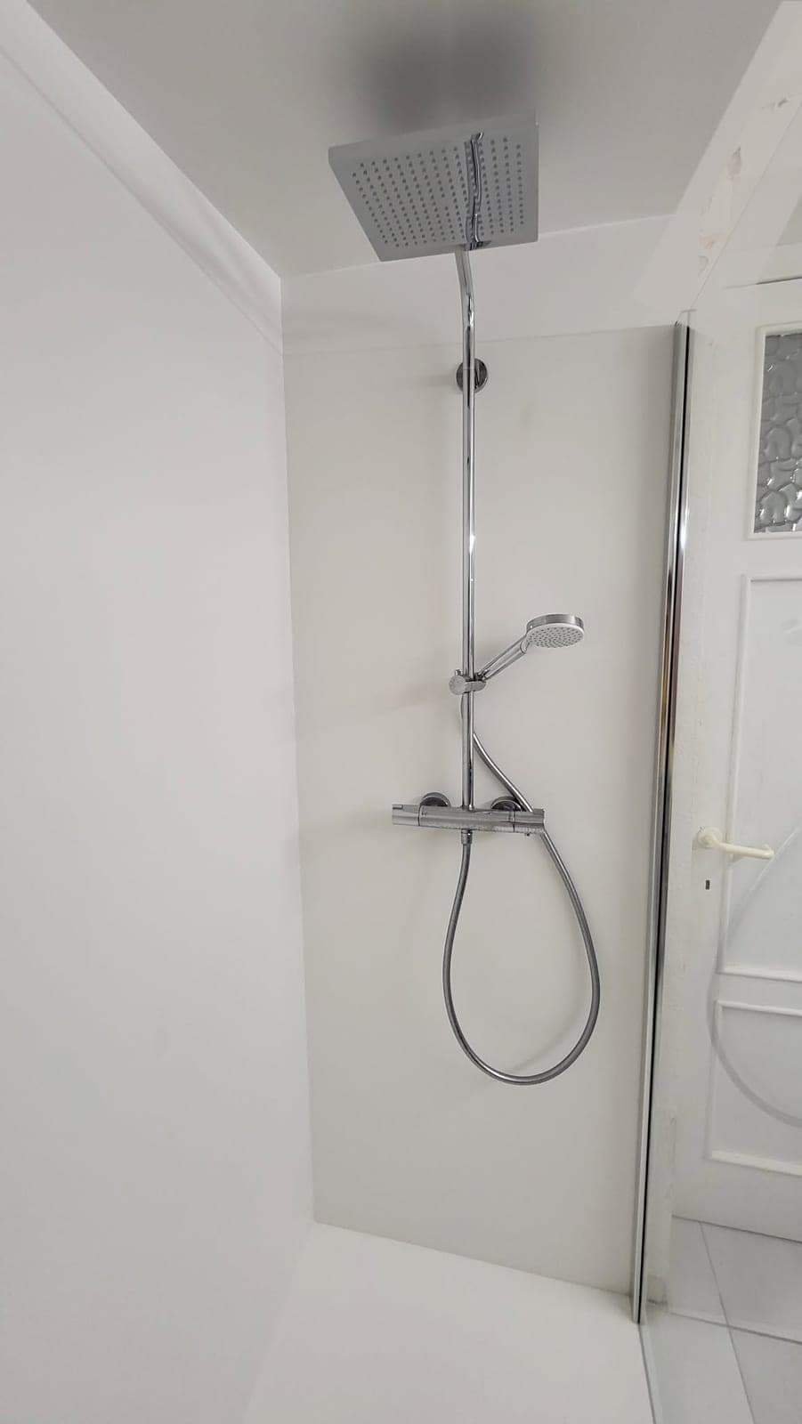 Colonne de douche avec ciel de pluie et douchette